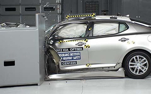 IIHSが実施したキア オプティマの衝突テスト