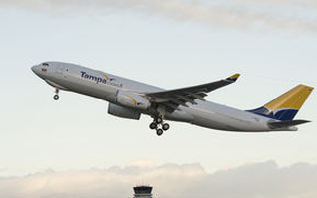 エアバスA330-200F、タンパが導入