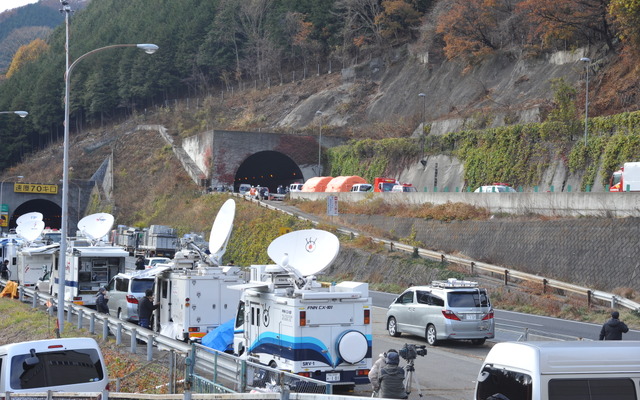 通行止めが続く笹子トンネル（山梨県）