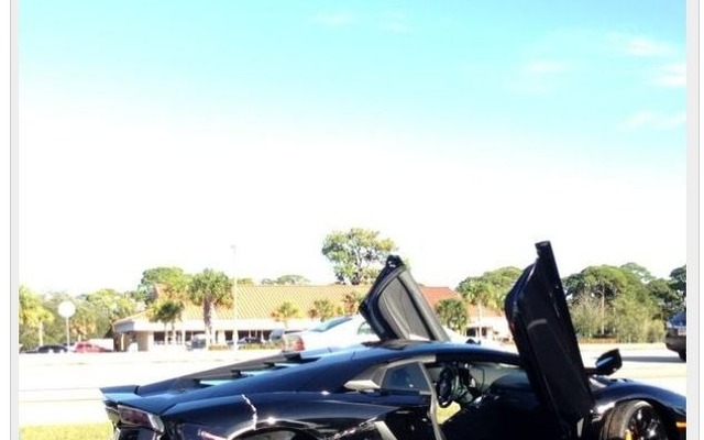 79歳女性が運転するアヴェンタドールの事故を伝えた『WRECKED EXOTICS』