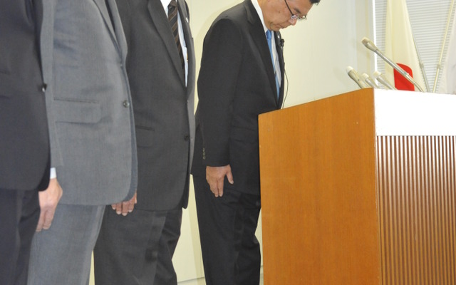 天井板崩落事故の9人の犠牲者に黙とうを捧げる中日本高速本社・金子剛一社長CEOら幹部（4日・名古屋市）