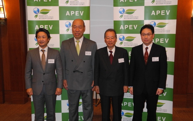 電気自動車普及協議会の会見。（左から）ダッソー・システムズの鍛治屋清二社長、電気自動車普及協議会の田島伸博代表幹事、同協議会の福武總一郎会長、東京大学大学院の山内祐平准教授