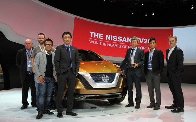 日産レゾナンスと同車のデザインチーム（デトロイトモーターショー13）