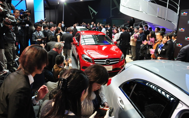 新型Aクラス発表会では、オーナー40人が集まり納車が大々的に行なわれた