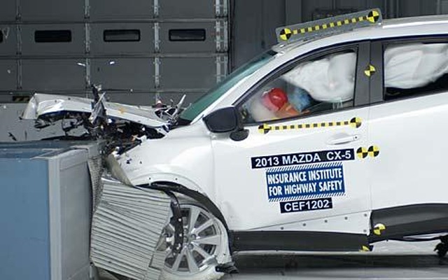 米IIHSが実施したマツダCX-5の衝突テスト