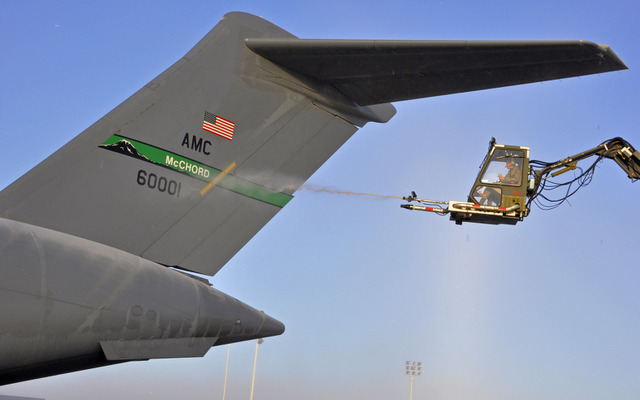 C-17の尾翼の解凍作業