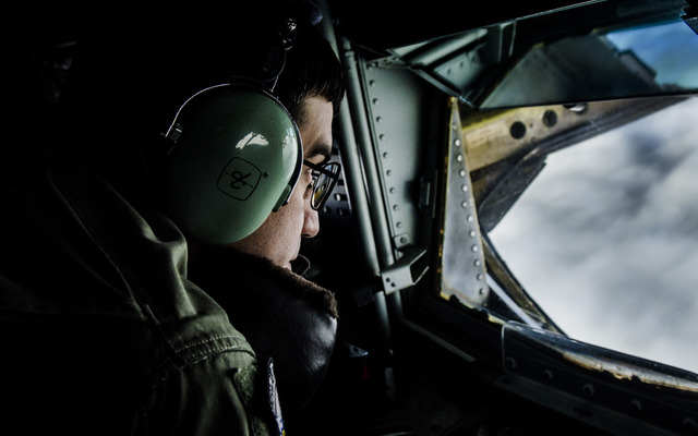 KC-135での空中給油作業