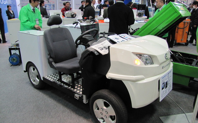 EVジャパンの車椅子ダイレクト乗車リフト付超小型モビリティ「エスモス」（オートモーティブワールド13）
