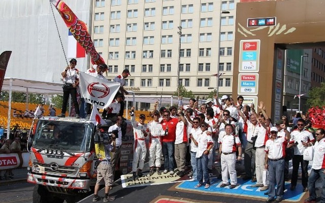 チリのサンティアゴに無事ゴールし、多くの観客から祝福を受ける「日野チームスガワラ」の日野レンジャーとドライバーの菅原照仁氏