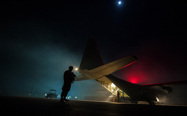 C-130J スーパー・ヘラクレスの周辺警戒を行う兵士の姿を公開