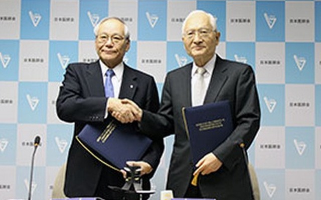 左から、日本医師会　横倉会長、JAXA　立川理事長