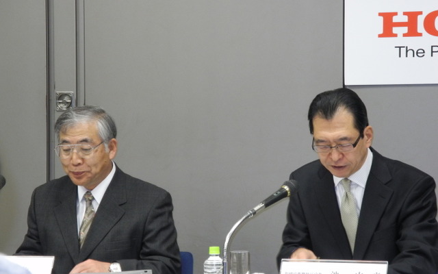 ホンダの2013年3月期第3四半期決算会見。岩村哲夫副社長（左）と池史彦専務