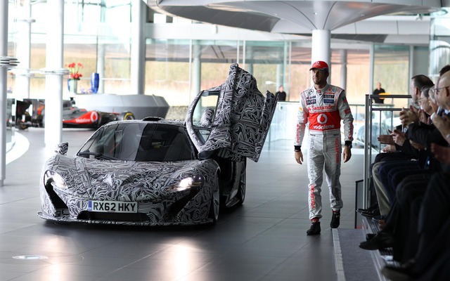 マクラーレンP1の開発プロトタイプに乗って登場したジェンソン・バトン選手