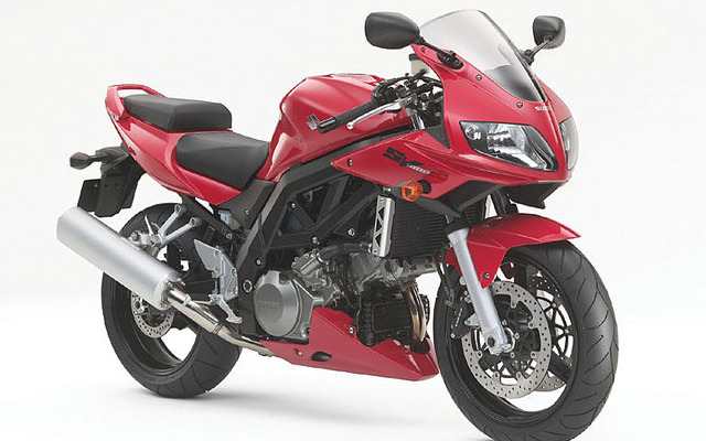 スズキ SV1000S を一部改良、よりスポーティに