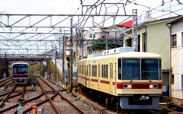 新京成電鉄（右）と京成電鉄（左）