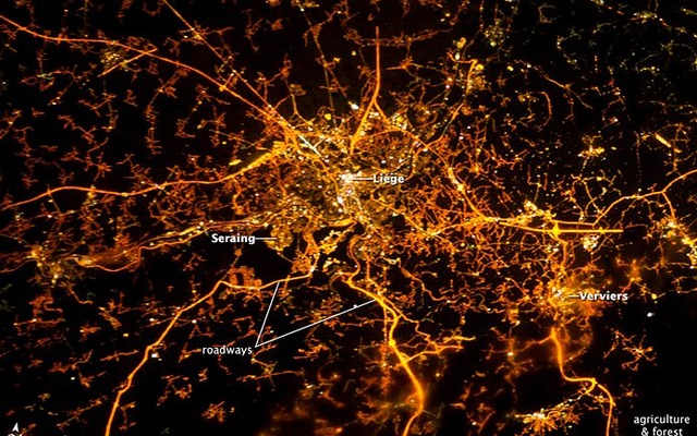 ベルギーのリエージュの夜間空撮写真