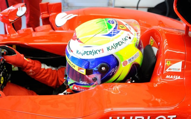 フェラーリ F138の感触を確かめるマッサ