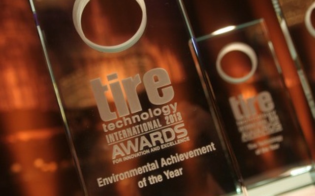 「Environmental Achievement of the Year」トロフィー