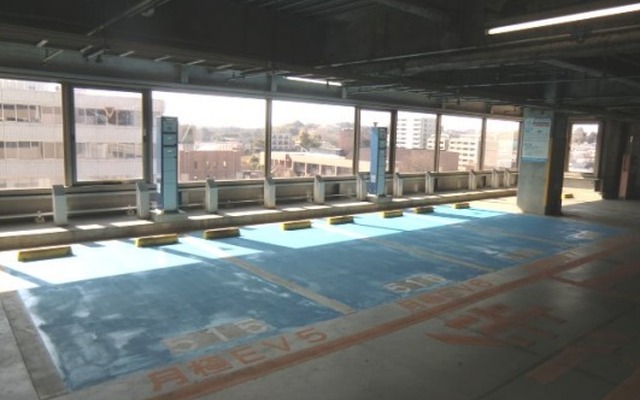 小田急新百合ヶ丘駅北口駐車場5階駐車スペース（床面青色）