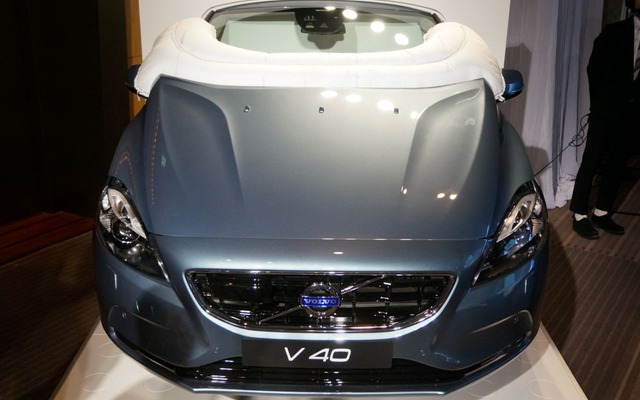 ボルボは、世界初の歩行者エアバッグを採用した新型車『V40』を発売