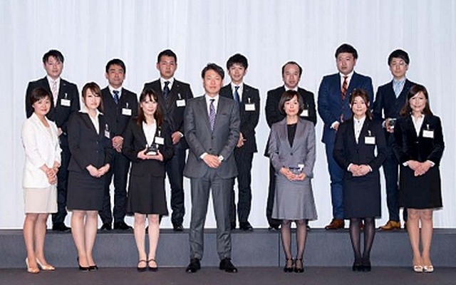 最優秀および優秀ショールームスタッフと上野金太郎社長（前列中央）