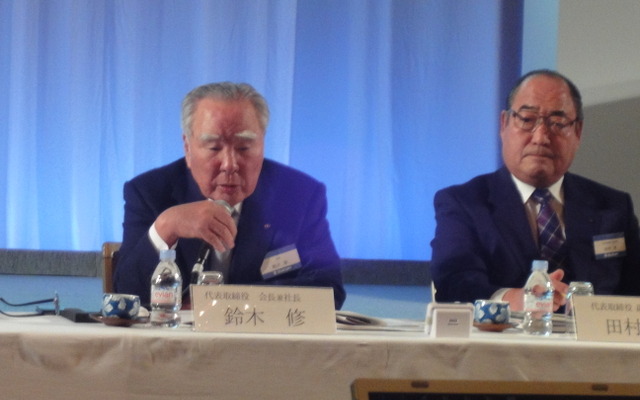 『スペーシア』発表会見の鈴木修会長（左）