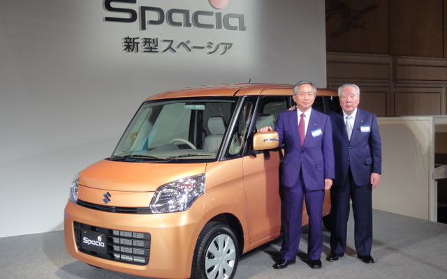 スズキ『スペーシア』発表　鈴木修会長（右）と本田治副社長