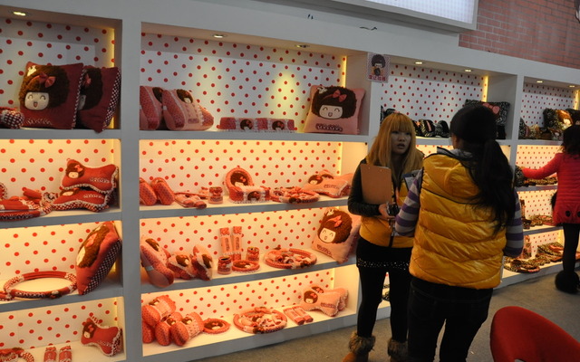 シート類の出展も大きな区画を設け大々的に行なわれた