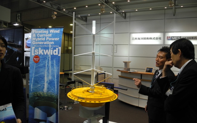 三井海洋開発が開発した浮体式潮流・風力ハイブリッド発電システムの模型（「スマートエネルギーWeek2013」）