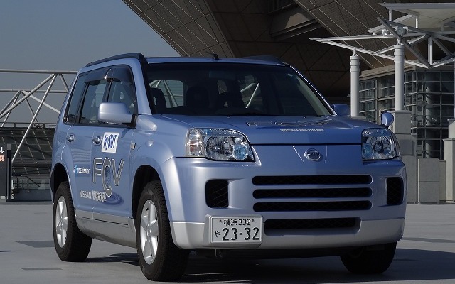 日産FCV、全日空（ANA）系列のタクシー会社がパイロット送迎用として用いているもの。