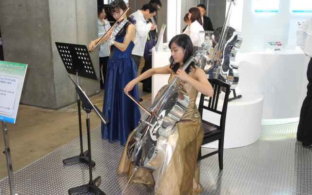 住友軽金属工業のブースで行われたアルミ製のバイオリンとチェロの演奏（「スマートエネルギーWeek2013」）