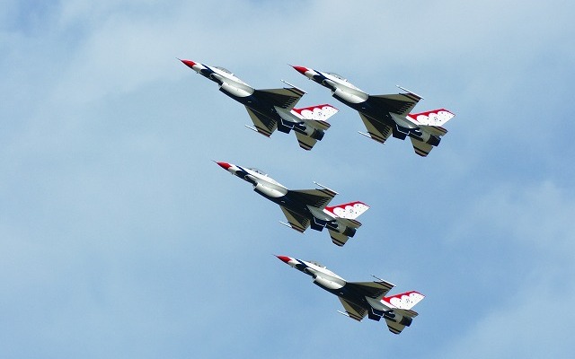 アメリカ空軍のアクロバット飛行チーム「サンダーバーズ」、写真は2009年アジアーツアーの三沢基地で撮影したもの