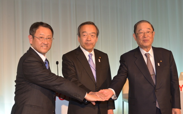 代表取締役社長 豊田章男（左）、代表取締役副会長（中） 内田山竹志、代表取締役会長 張富士夫（右）