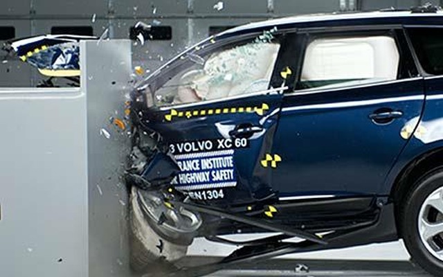 IIHSが実施したボルボ XC60のスモール・オフセット衝突テスト