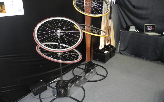 ラパンクリエイトが製作した自転車の車輪を利用したオブジェ（「JAPAN SHOP2013」）