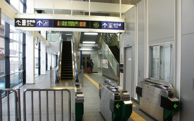 足立小台駅の改札口。写真左側に自動改札機を1機増設する。