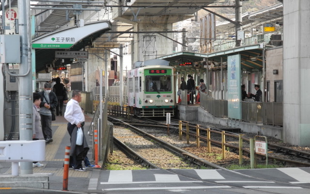 王子駅前。都電がこれから一般道路の上を走って行く