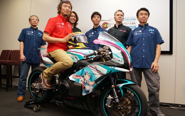 初音ミクのEVバイクでマン島TTレースに参戦する「KOMATTI-MIRAI RACING」