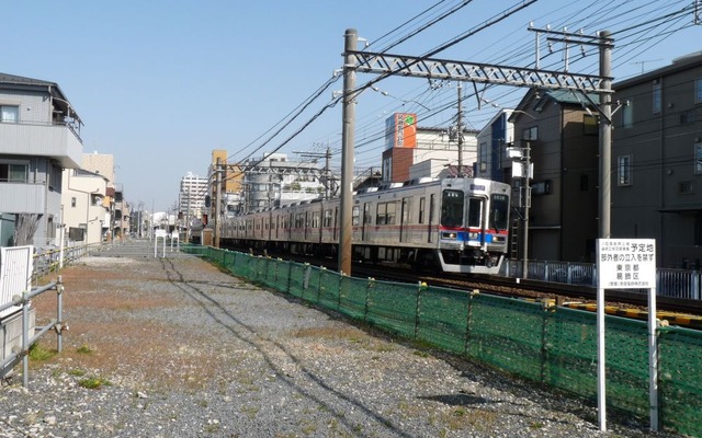 京成電鉄押上線の四ツ木～京成立石間。四ツ木～青砥間の連続立体交差事業は一部を除いて用地取得済みだが、高架橋の工事には着手していない。