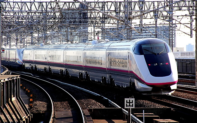 秋田新幹線「こまち」で運用されているE3系。6月から一部の「こまち」がE6系に置き換えられる。