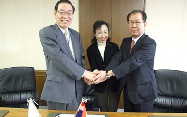 調印後に握手する（左から）東海ゴム工業の西村社長、ITTCのPimjai Laochinda取締役、イノアックコーポレーションの松田行司代表取締役