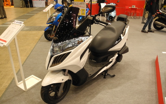 KYMCOが4月1日から日本で販売するスクーター「ジーディンク125エフアイ」（東京モーターサイクルショー2013）