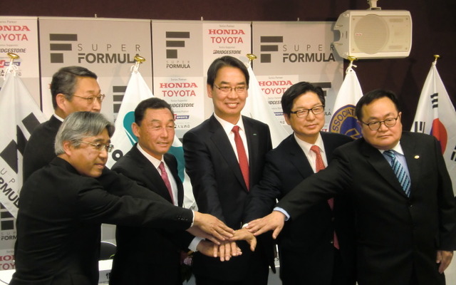 スーパーフォーミュラ韓国インジェ大会開催の調印式に臨んだ6名が記念撮影。