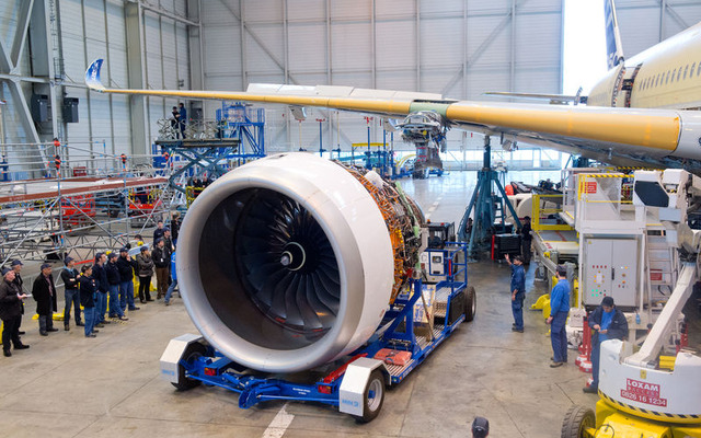 A350 XWBへのトレントXWBエンジン取り付け作業