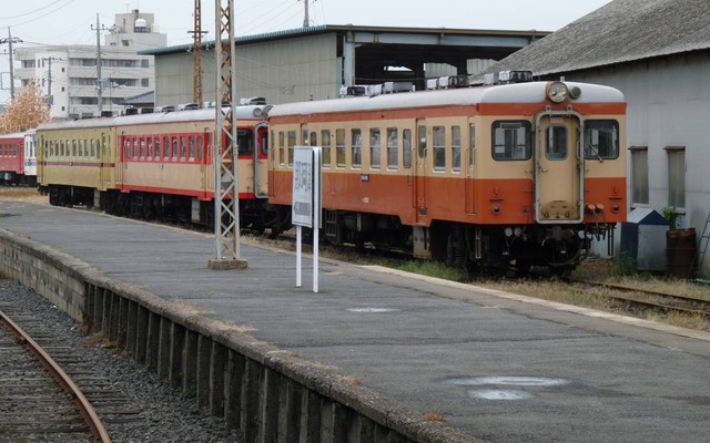 那珂湊駅に留置されている旧型車両。