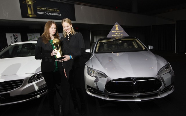 2013ワールドグリーンカーオブザイヤーに輝いたテスラ モデルS（ニューヨークモーターショー13）