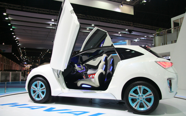 コンセプトカーの『HEVAL E』。クロスオーバーSUVといった佇まいだ