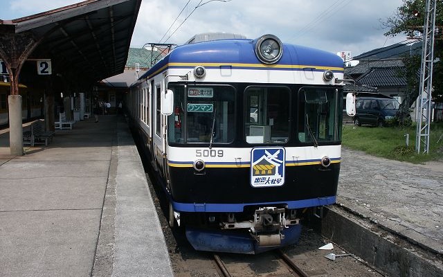 出雲大社前駅で発車を待つ一畑電車5000系。