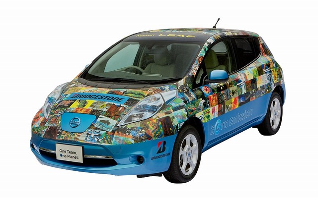 入賞作品がプリントされた電気自動車「日産リーフ」