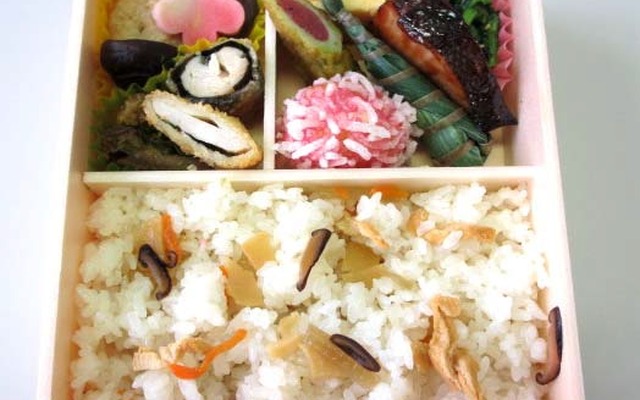 タケノコご飯と春を連想させるおかずが入った「いばらき弁～春～」。